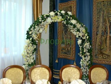Свадебная арка. Декор живыми цветами