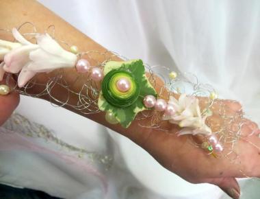 Бутоньерки для подружек невесты на руку