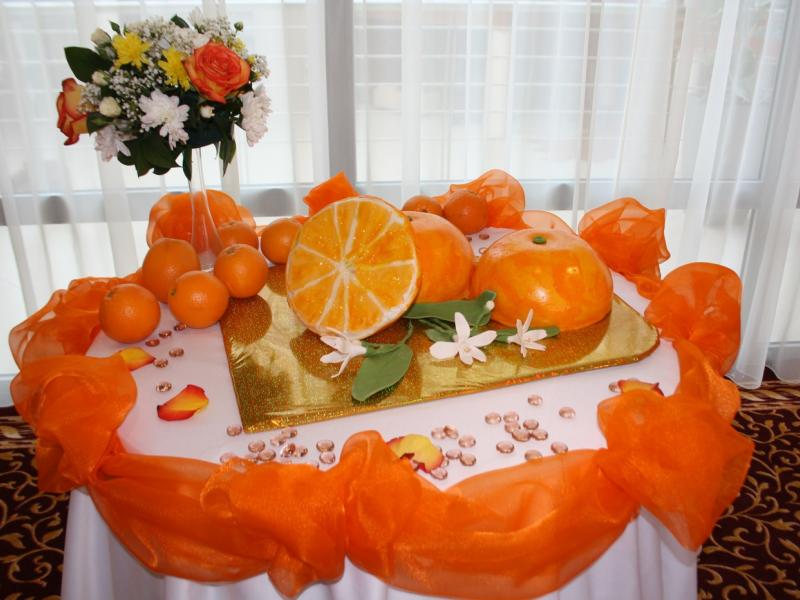 Как едят за столом апельсин. Апельсиновая свадьба. Подача апельсина на стол для детей. Как красиво оформить апельсины на стол. Вятские Поляны апельсин столы.